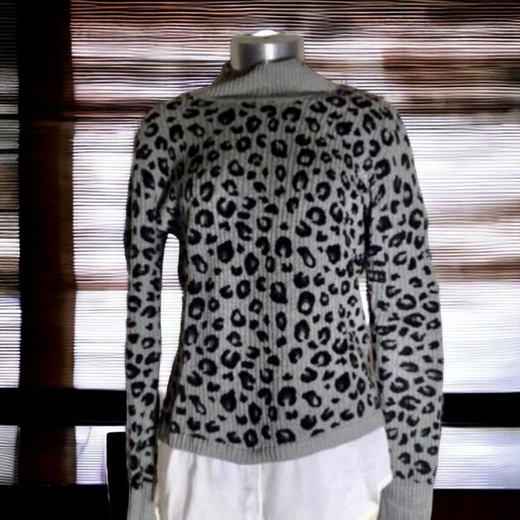 Apt.9 Gray Leopard Animal Print Shirttail Turtleneck Layered Look Sweater M EUC - Picture 6 of 16